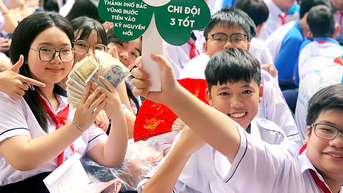 Nhiều trường xin không nhận hoa ngày nhà giáo, mong đổi thành quỹ học bổng cho học sinh miền Trung