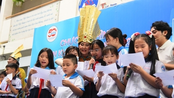 និស្សិតទីក្រុងហូជីមិញរៀនច្រៀងល្ខោនអូប៉េរ៉ាកំណែទម្រង់ជាមួយវិចិត្រករប្រជាជន Tan Giao និងសិល្បករកិត្តិយស Tam Tam
