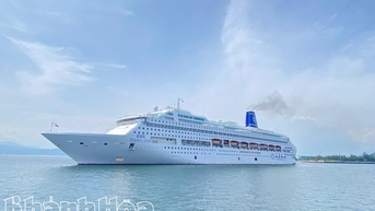 Tàu du lịch biển Piano Land mang gần 1.000 khách đến Khánh Hòa