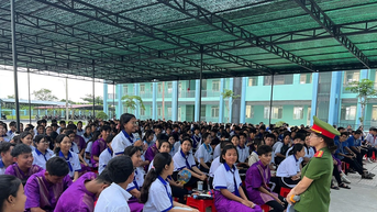 Đồng lòng chăm lo, phát triển trường dân tộc nội trú