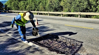 Khôi phục giao thông qua miền Trung sau bão số 13