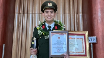 Valedictorian បានបញ្ចប់ការសិក្សាពីបណ្ឌិត្យសភាសន្តិសុខជាមួយនឹងរង្វាន់ជិត 80