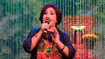 វិចិត្រករប្រជាជន Le Thuy មានការថប់បារម្ភនៅពេលឮថាតំបន់កណ្តាលរងផលប៉ះពាល់ដោយព្យុះ និងទឹកជំនន់។