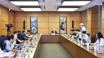 កាលពីថ្ងៃទី១២ ខែវិច្ឆិកា រដ្ឋសភាបានបន្តពិភាក្សានៅសាលប្រជុំអំពីសេចក្តីព្រាងច្បាប់។