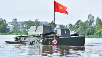 "ដំរីដែក" ហាត់ហែលទឹក