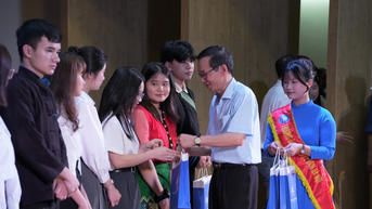 កិច្ចខិតខំប្រឹងប្រែងដើម្បីទាក់ទាញសិស្សល្អចូលទៅក្នុងវិជ្ជាជីវៈគ្រូបង្រៀន