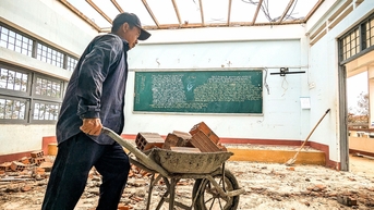 Trường lớp vùng tâm bão Kalmaegi khẩn trương dọn dẹp, nhiều thiết bị hư hỏng