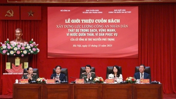 សៀវភៅរបស់អគ្គលេខាធិកា Nguyen Phu Trong គឺជាត្រីវិស័យណែនាំសម្រាប់កម្លាំងសន្តិសុខសាធារណៈទាំងមូលក្នុងការងារ ការប្រយុទ្ធ និងការកសាងកម្លាំង។