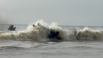 ទូកនេសាទនៅមាត់ទន្លេ La Gi លិចជាបន្តបន្ទាប់ អាជ្ញាធរមូលដ្ឋានអំពាវនាវសុំជំនួយពីខេត្ត