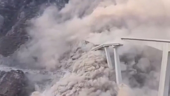 Lở đất khiến cây cầu mới khánh thành của Trung Quốc sụp đổ