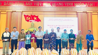 Trưởng ban Tổ chức Thành ủy Đoàn Duy Tân tặng quà người dân vùng lũ xã Nam Phước và Duy Nghĩa