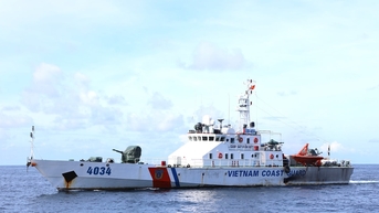 នាវាឆ្មាំឆ្នេរសមុទ្រអមដំណើរអ្នកនេសាទដើម្បីប្រយុទ្ធប្រឆាំងនឹងការនេសាទ IUU