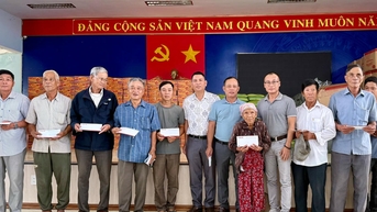 Báo Pháp luật Việt Nam trao gần 300 triệu đồng hỗ trợ người dân vùng lũ TP Huế