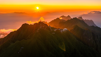 មើល Milky Way ភ្លឺចាំងនៅពេលយប់នៅលើកំពូលភ្នំ Fansipan