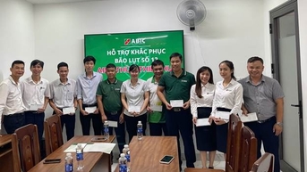 Agribank Insurance ចែករំលែកការលំបាកជាមួយមន្រ្តី និងនិយោជិតនៅក្នុងតំបន់ដែលរងផលប៉ះពាល់ដោយទឹកជំនន់