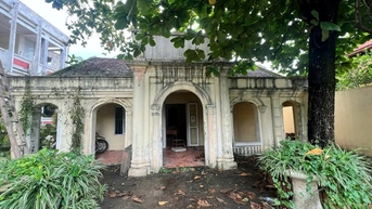 វត្ថុបុរាណរបស់សាលាភាសាជាតិទី១ «ស្រែករកជំនួយ»