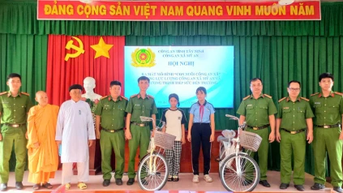 ឃុំ​ខ្ញុំ​អាន​សម្ពោធ​គំរូ 'កូន​ចៅ​នគរបាល​ឃុំ'