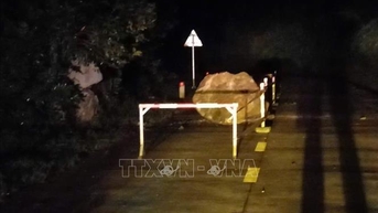 ដំឡើង​របាំង​ការពារ​នៅ​ទីតាំង​ដុំ​ថ្ម​ច្រើន​តោន​រំកិល​ចុះ​ពី​សាខា​ខាងលិច​ផ្លូវ​ហូជីមិញ។