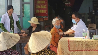 Lực lượng công an triển khai nhiều hoạt động hỗ trợ người dân vùng lũ