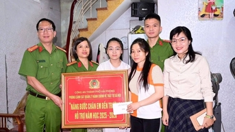 ប៉ូលិស​ជួយ​កុមារ​ដែល​ជួប​ការលំបាក​ទៅ​សាលារៀន