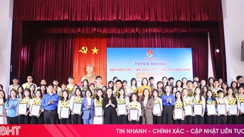 សម្ព័ន្ធយុវជនខេត្ត Ha Tinh លើកសរសើរសិស្សពូកែចំនួន ៥៨នាក់។