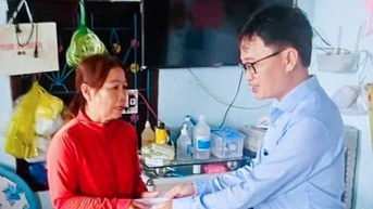 Lãnh đạo phường La Gi thăm hỏi, động viên ngư dân gặp nạn trên biển