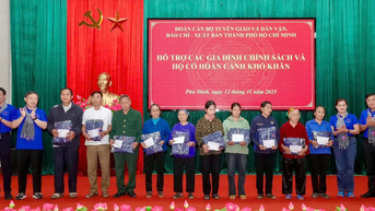 Đoàn công tác TPHCM tặng quà các hộ khó khăn, gia đình chính sách tại Thái Nguyên