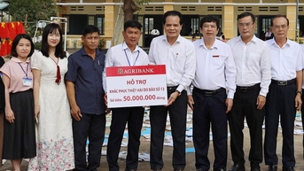 ធនាគារ Agribank ឧបត្ថម្ភថវិកាចំនួន ៥០លានដុង ដើម្បីជួយសាលាបឋមសិក្សា Phu Mo យកឈ្នះលើផលវិបាកនៃព្យុះ និងទឹកជំនន់។