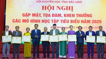 សរសើរគំរូកម្រិតខ្ពស់ធម្មតាចំនួន 100 នៅក្នុងការងារលើកកម្ពស់ការរៀនសូត្រ និងទេពកោសល្យ