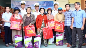 Vùng 4 Hải quân hỗ trợ người dân bị thiệt hại do bão số 13