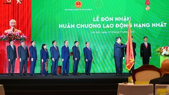 Tổng Bí thư Tô Lâm trao Huân chương Lao động hạng Nhất cho Bộ Nông nghiệp và Môi trường