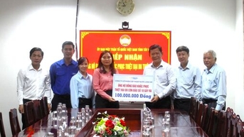 ក្រុមហ៊ុន​រួម​ផ្គត់ផ្គង់​ទឹក និង​លូ ឡុងអាន ជួយ​ដល់​ប្រជាពលរដ្ឋ​រងគ្រោះ​ដោយ​គ្រោះ​ធម្មជាតិ