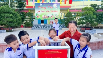 Trường Tiểu học Phùng Ngọc Liêm ủng hộ gần 28 triệu đồng giúp đồng bào miền Bắc