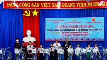 Tặng 25 xe đạp cho học sinh có hoàn cảnh khó khăn xã Núi Thành