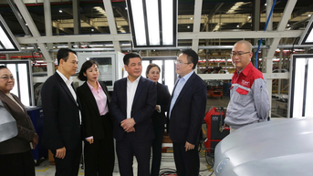 រដ្ឋមន្ត្រីក្រសួងឧស្សាហកម្ម និងពាណិជ្ជកម្មវៀតណាម និងឡាវ ចុះត្រួតពិនិត្យរោងចក្រផលិតរថយន្តធំជាងគេនៅខេត្ត Quang Ninh