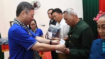 Đoàn tuyên giáo - báo chí TP.HCM tặng quà cho gia đình chính sách, hộ khó khăn tại Thái Nguyên
