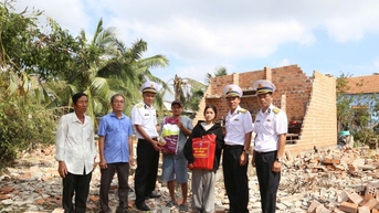 Hải quân trao 400 suất quà tặng các gia đình ở Đắk Lắk bị thiệt hại sau bão số 13