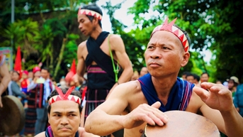 សំឡេង​គង​នៅ​លើ​ភ្នំ​និង​ព្រៃ​បាន​បន្លឺ​ឡើង​យ៉ាង​ឆ្ងាយ។