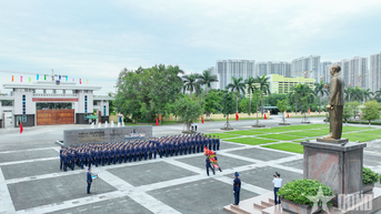 គណៈប្រតិភូចូលរួមសន្និសីទបូកសរុបអង្គការមហាជននៃឆ្មាំសមុទ្រវៀតណាមបានអុជធូបរំលឹកវិញ្ញាណក្ខន្ធលោកប្រធានហូជីមិញ។