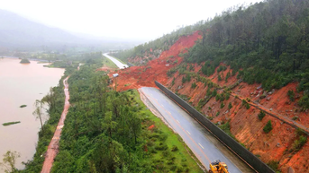 ការ​បាក់​ដី​បង្ក​ឱ្យ​មាន​ការ​រំខាន​នៅ​ផ្លូវ​ឆ្នេរ Ha Tinh មិន​អាច​យកឈ្នះ​បាន​ឡើយ
