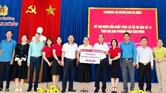 សាខា Agribank Nam Da Nang និង Nong Son ឧបត្ថម្ភ 200 លានដុង ដើម្បីជំនះផលវិបាកនៃព្យុះ និងទឹកជំនន់