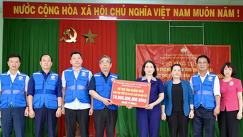 ទីក្រុងហូជីមិញ គាំទ្រប្រជាជនក្នុងខេត្ត Quang Ngai ដើម្បីជំនះការខូចខាតដែលបណ្តាលមកពីព្យុះ និងទឹកជំនន់។