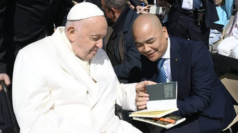 អ្នកនិពន្ធ Ha Huy Thanh បន្តដំណើរនៃការផ្សព្វផ្សាយសេចក្តីស្រឡាញ់នៅក្នុងសង្គម។