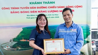 PVCFC tài trợ tuyến đèn năng lượng mặt trời thắp sáng nông thôn Cà Mau