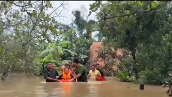 ដុងណៃ៖ ជួយសង្គ្រោះស្ត្រីចំណាស់២នាក់ ចេញពីតំបន់លិចទឹកជ្រៅ ដោយសារភ្លៀងធ្លាក់ខ្លាំង និងទឹកជំនន់