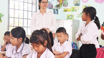 មិនទទួលយកកម្រងផ្កាអបអរសាទរក្នុងឱកាសរំលឹកខួបលើកទី៤៣នៃទិវាគ្រូបង្រៀនវៀតណាម