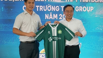 កីឡាករនឹងពាក់អាវដូចជា Cong Phuong និង Minh Vuong។