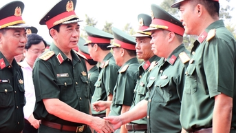 Đại tướng Phan Văn Giang làm việc với Sư đoàn 5, Quân khu 7