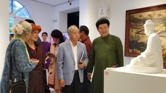 'Trình làng' loạt tác phẩm mỹ thuật quý do các nghệ sĩ danh tiếng tặng Huế