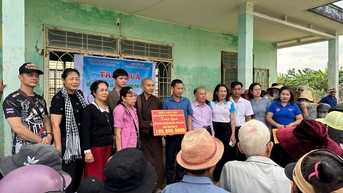 ថវិកាចំនួន ៣៣៥លានដុង ឧបត្ថម្ភប្រជាជន Da Nang ជំនះផលវិបាកនៃព្យុះ និងទឹកជំនន់